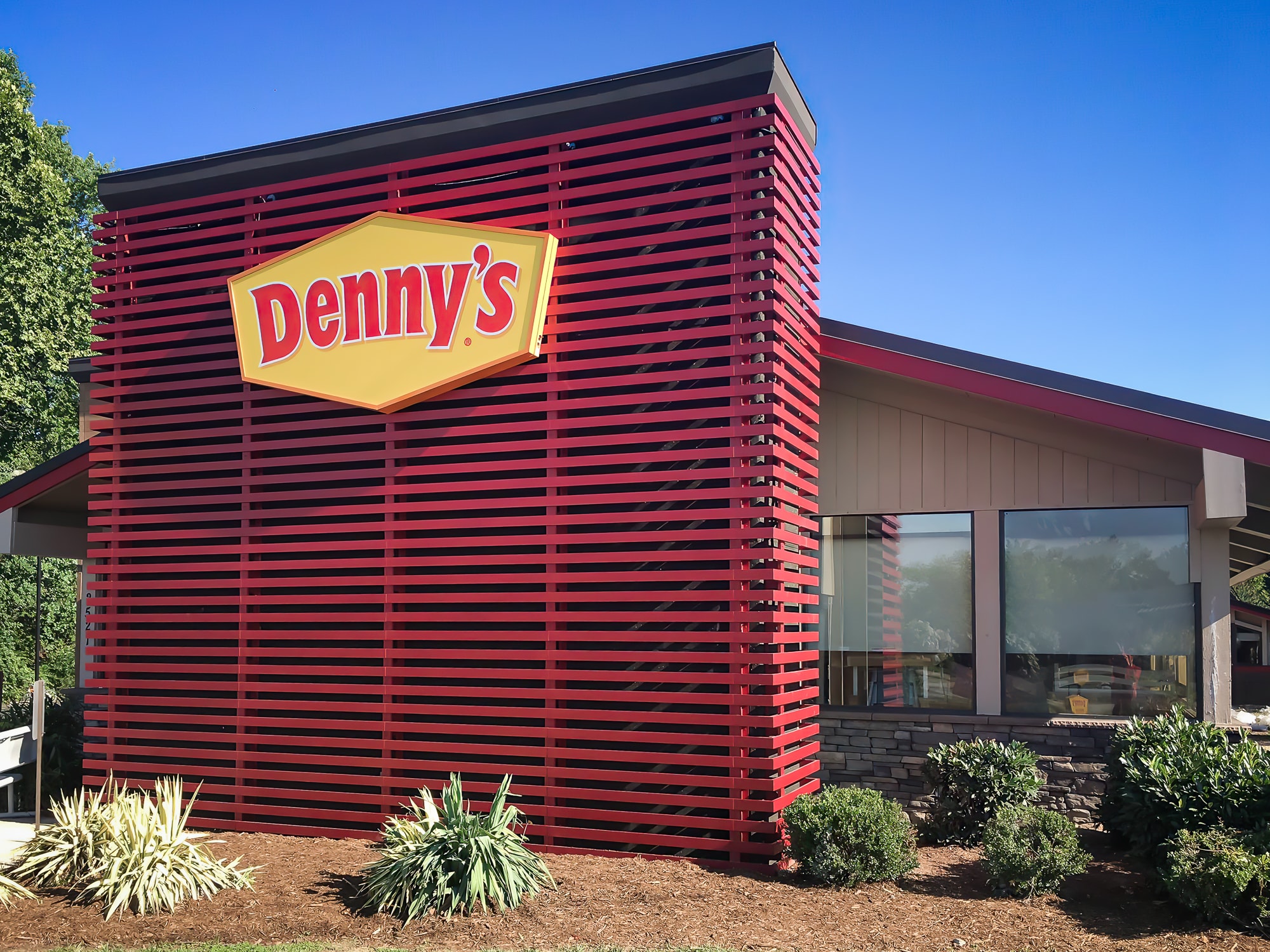 Awnex Featured Project -Architectural Aluminum Wall Screens - Denny’s - Greenville, South Carolina