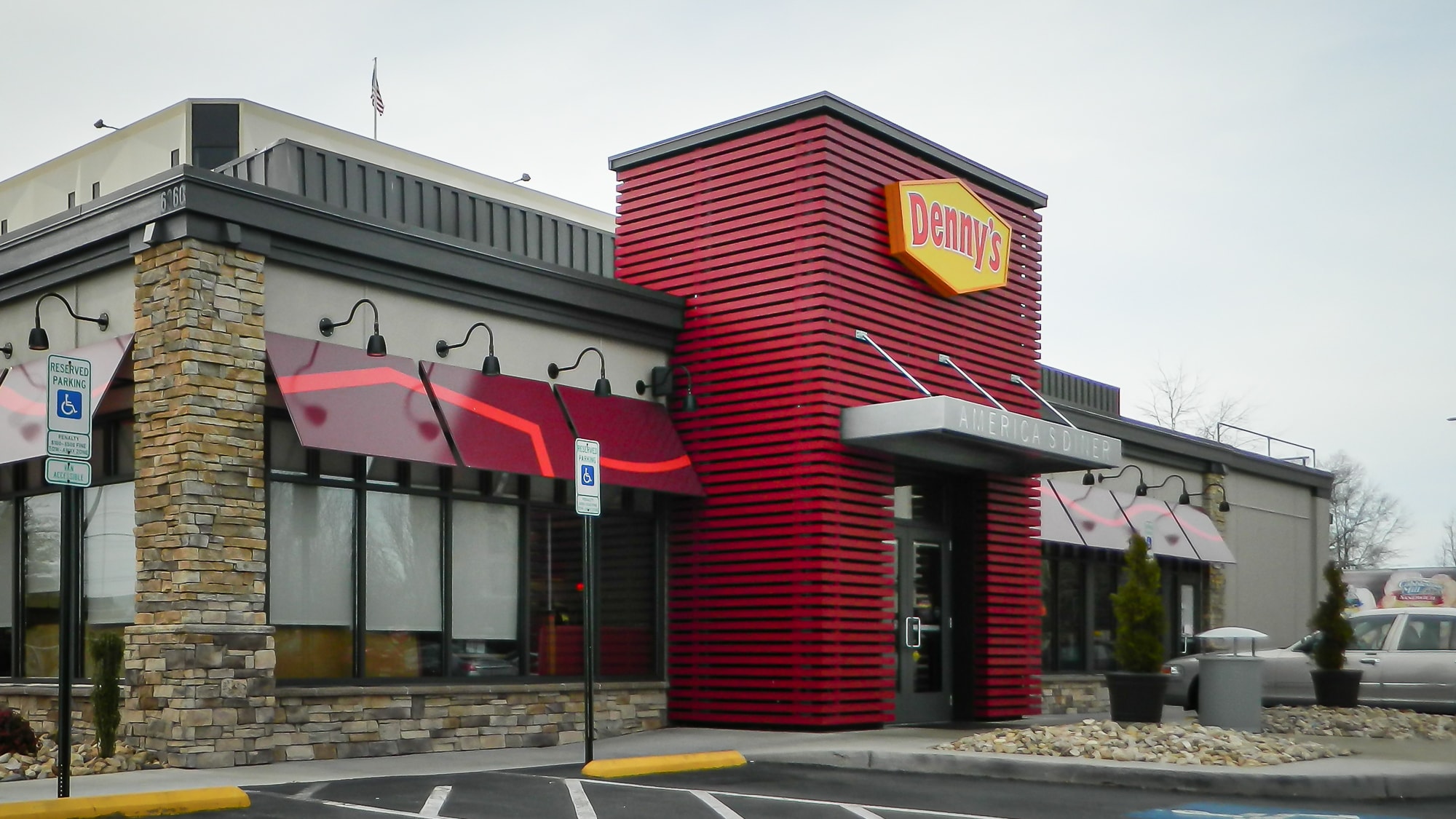 Awnex Featured Project -Architectural Aluminum Wall Screens - Denny’s - Norfolk, Virginia